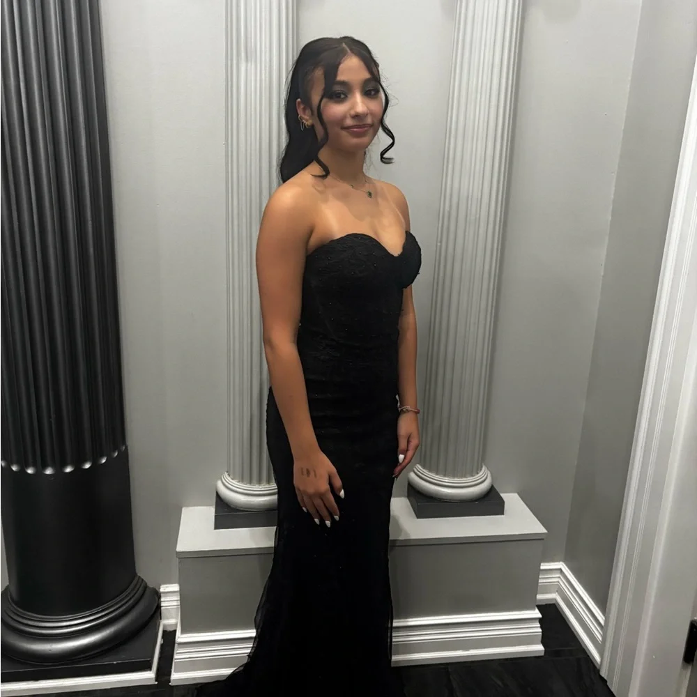 Elegant Black Strapless Dress - Picture 3 of 3